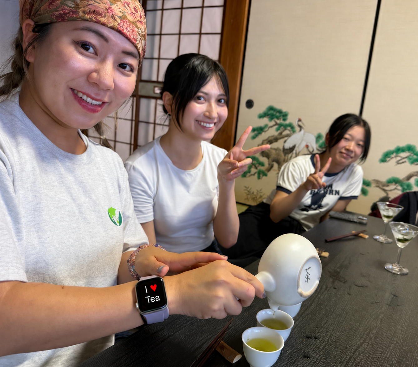 若者がお茶を楽しむ様子