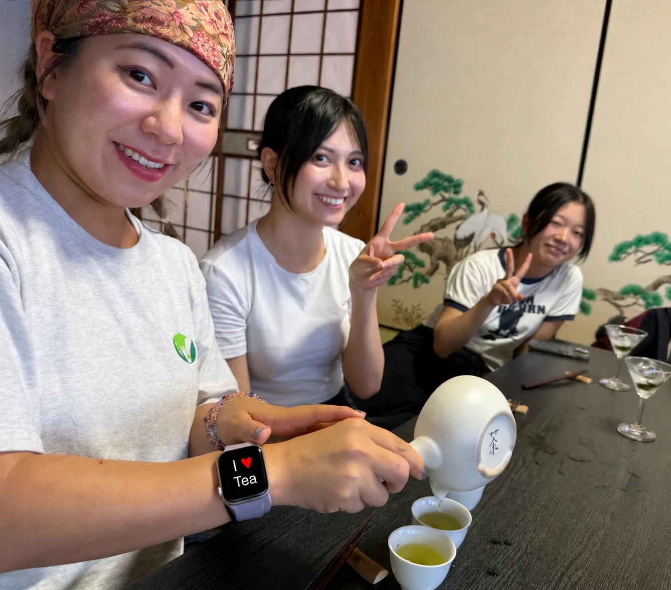 若者がお茶を楽しむ様子